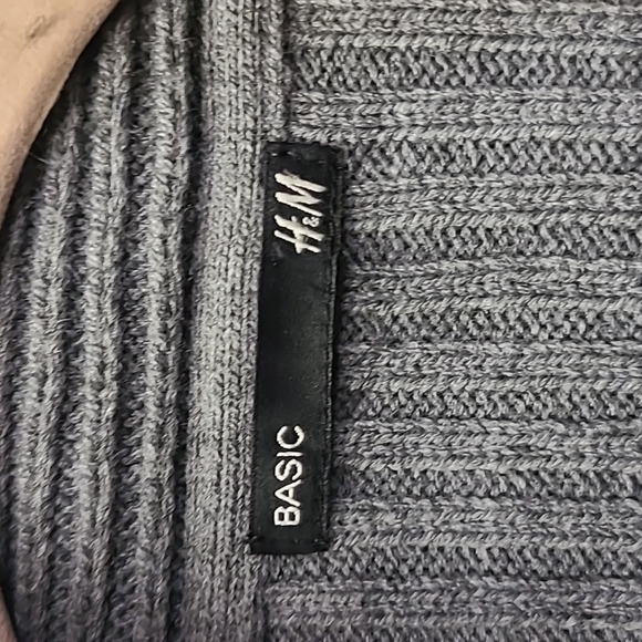 Basic H&M sweater - Picture 2 of 8